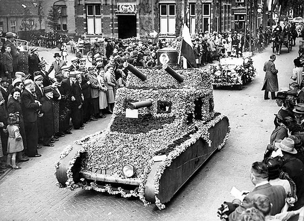 Замаскированная цветами голландская бронетехника. 1940г.НидерландыНезадолго до немецкого вторжения.©
