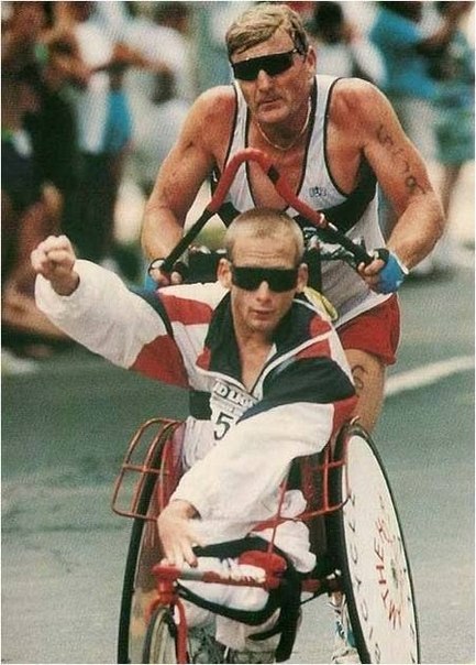 Дик Хойт. Самый сильный папа в мире. Дик Хойт 85 раз участвовал в 42километровых марафонах, толкая перед собой коляску со своим сыном инвалидом Риком. 8 раз, кроме марафона, он ещё плыл 3,8 км.,