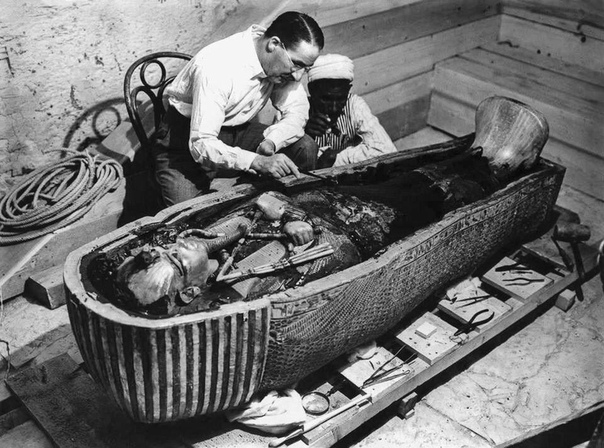 Говард Картер (археолог) исследует саркофаг Тутанхамона после открытия гробницы