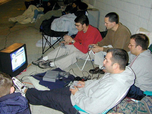 Очередь у магазина Best Buy в ожидании старта продаж долгожданной PS2, А пока геймеры играют в PS1.2000 г.