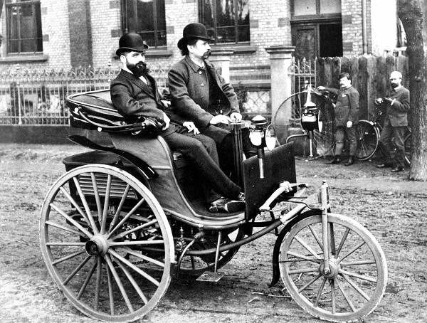 Карл Бенц за рулём своего первого запатентованного автомобиля. 1886гГермания