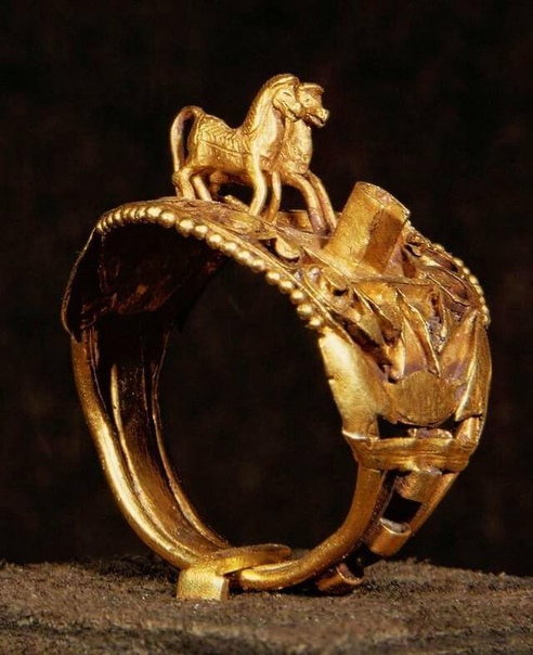 Кольцо с фигурками лошадей, принадлежавшее фараону Рамсесу II.