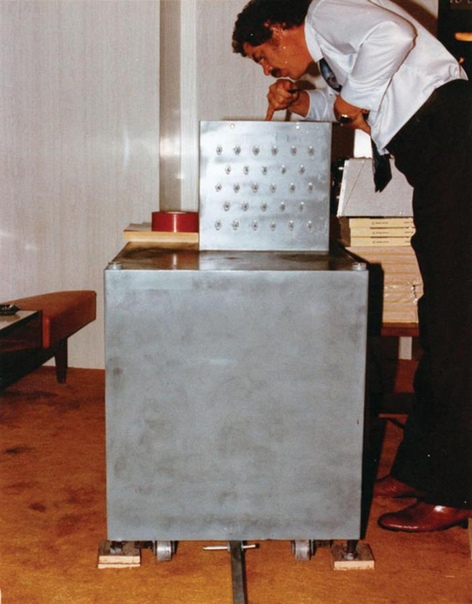 Лучшая самодельная бомба. Утром 28 августа 1980 трое мужчин в белых комбинезонах под видом копира от IBM привезли в Harveys Resort Hotel and Casino, что на озере Тахо, бомбу, а к бомбе