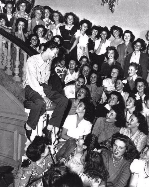 Легендарный Фрэнк Синатра в окружении фанаток 1943г.