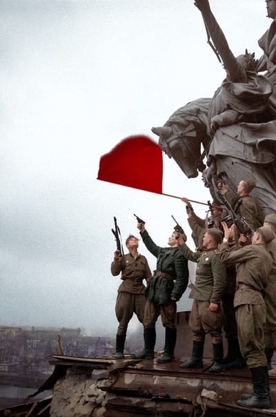 Берлин, 1945 Фотография сделана Иваном Шагиным в Берлине в мае 1945 года. На снимке изображены солдаты 1-го стрелкового батальона 756-го стрелкового полка 150-й стрелковой дивизии (командир