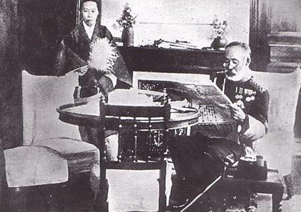 Генерал Марэсукэ Ноги читает газету