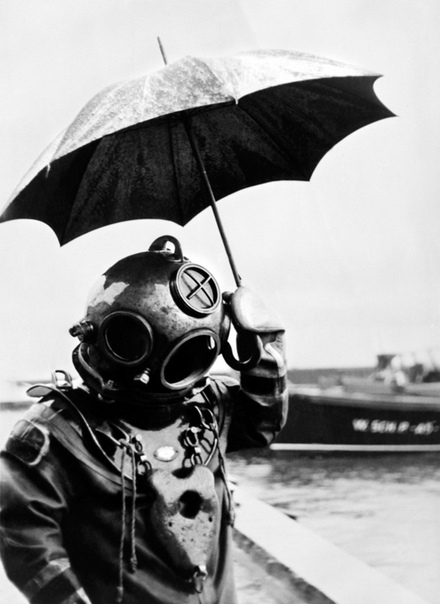 Водолаз под зонтом Почему бы и нет...1949г.
