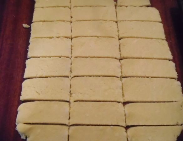 сырные палочки с кунжутом что нужно: мука 1 стаканассорти сыров 200 г ( можно использовать только плавленный сыр, например)сливочное масло 100 гяйцо 1 шт.сода 1 ч.л.соль на кончике ножа ( если