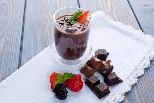 горячий шоколад с лесными ягодами что нужно: сливки 20% 200 млягоды свежие 300 гшоколад 200 гсахар по вкусучто делать: * на водяной бане растопите шоколад и смешайте его со сливками. положите