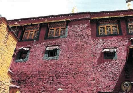 Тибетские монастыри Первые буддийские секты (школы) в Тибете возникли в XI в. Последователи самой древней из них ньинмапа (такое название она получила позднее) стремились к возрождению и