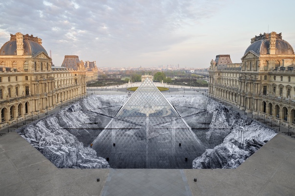 Уличный художник превратил пирамиду Лувра в невероятную оптическую иллюзию В честь празднования 30-летия знаменитой стеклянной пирамиды Лувра французский уличный художник JR окружил её