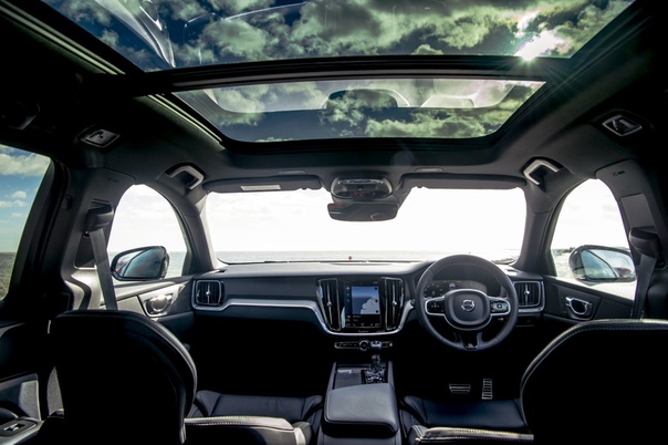 Обзор : Volvo V60 T5 R-Design 2018 Двигатель: 2.0 R4 Drive-EМощность: 250 л.с. при 5500 об/минКрутящий момент: 350 Нм при 1800 - 4800 об/минТрансмиссия: Автомат 8 ступ. Макс. скорость: 230 км/ч