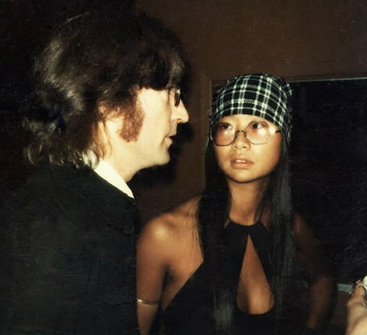 ПОТЕРЯННЫЙ УИК - ЭНД В период с 1973 по 1975 год Йоко Оно и Джон Леннон разошлись, и Леннон стал жить с другой девушкой, 23-летней китаянкой Мэй Пэнг. Этот период в книгах по истории рока