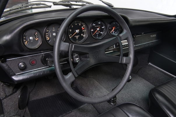 Обзор : Porsche 911 T 2.2 Coupe (911) 1969 Двигатель: 2.2 H6Мощность: 125 л.с. при 5 800 об/минКрутящий момент: 177 Нм при 4 200 об/мин Трансмиссия: Механика 5 ступ. Макс. скорость: 205 км/ч