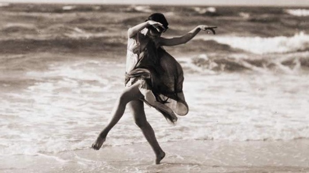Знаменитая американская танцовщица Айседора Дункан была основательницей нового современного стиля в классическом танце