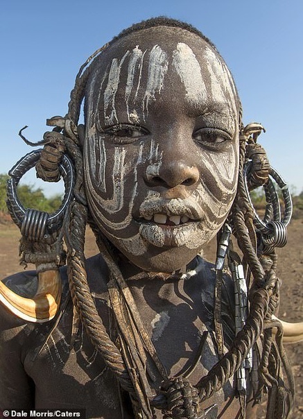 Африканское племя оми в портретах британского фотографа На юге Эфиопии есть река Омо, которая протянулась на 760 километров. В ее долине на протяжении многих веков жили дикие племена. Здесь их
