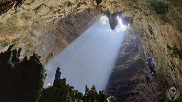 Самая красивая пещера Италии История пещеры Grotte di Castellana начинается в верхнем меловом периоде (девяносто сотен миллионов лет назад), когда Апулия была погружена в древнее море, в котором