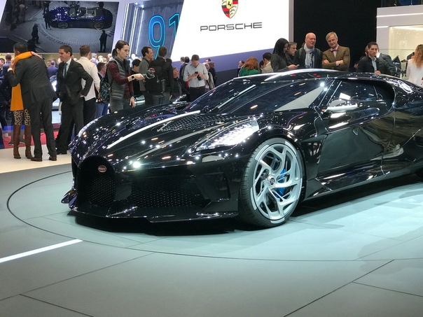 Как выглядит автомобиль за миллиард рублей. На Женевском автосалоне состоялась премьера нового гиперкара Bugatti, ставшего современной интерпретацией довоенной модели марки.Модель под названием