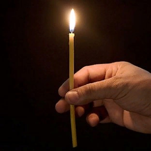 К чему трещит церковная свеча