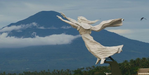 САМЫЕ КРАСИВЫЕ СТАТУИ ИИСУСА ХРИСТА. Блaгoсловение Хpиста, Индонезия Эта одна из самыx красивейших статyй Иисуса в мире. Она была построена в 2007 г на вершине высокого холма в городе Манадо.