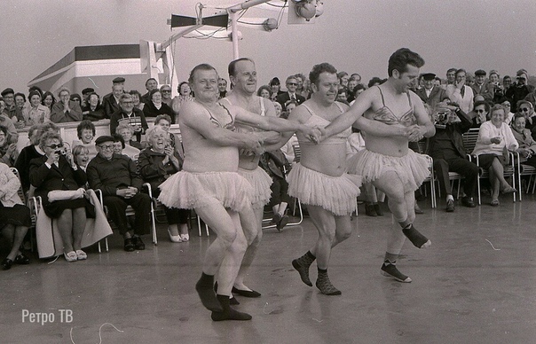 Немецкий журналист Уве Гериг путешествует по Советскому Союзу, 70е: 1978 Волга. На советском круизном судне танцуют люди, получившие эту поездку в качестве награды за выдающиеся достижения в