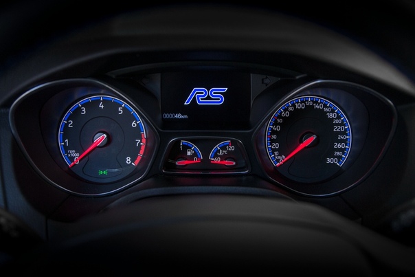 Обзор : Ford Focus RS (DYB) Двигатель: 2.3 R4 TurboМощность: 350 л.с. при 6000 об/мин Крутящий момент: 440 Нм при 2000-4500 об/мин (470 Нм Overboost) Трансмиссия: Механика 6 ступ. Макс.