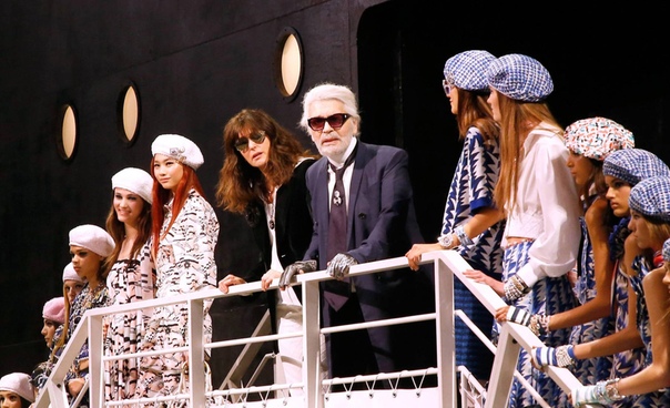 СМИ: главным дизайнером Chanel после смерти Лагерфельда станет Виржини Виар Француженка Виржини Виар займет должность главного дизайнера дома моды Chanel после смерти Карла Лагерфельда. Об этом