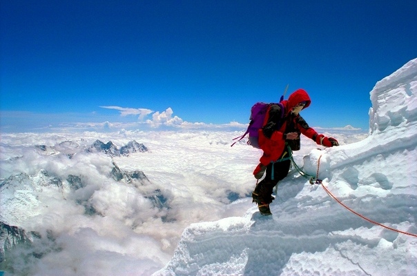 ПОСЛЕДНИЙ ВОСЬМИТЫСЯЧНИК ИЛИ ПОКОРЕНИЕ ЛХОЦЗЕ Высшим пилотажем мирового альпинизма является восхождение на так называемые восьмитысячники - горные вершины, высота над уровнем моря которых