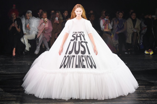 Платья-мемы в новой коллекции Vitor & Rolf Couture
