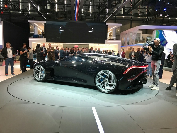 Как выглядит автомобиль за миллиард рублей. На Женевском автосалоне состоялась премьера нового гиперкара Bugatti, ставшего современной интерпретацией довоенной модели марки.Модель под названием