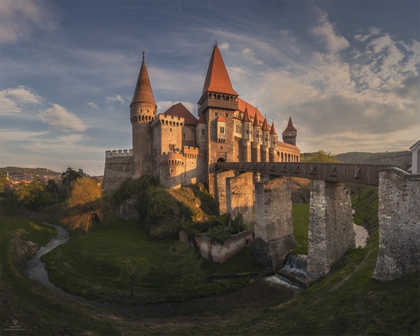 У стен древнего замка (Вечер у замка Корвинов, Хунедоара, Румыния.)Фото: Dmitry upratsevich