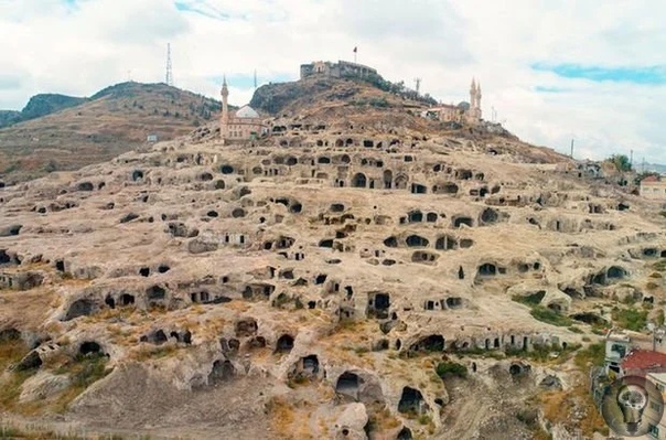 В Турции нашли огромный и древний подземный город На территории современной Турции есть одна интересная провинция  Каппадокия. Место это очень непростое с каждым годом здесь находят все больше и