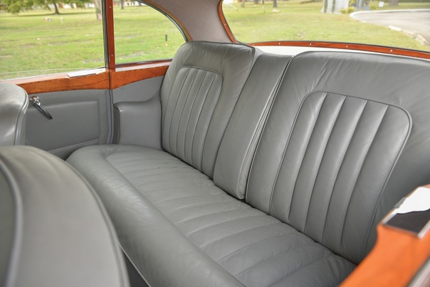 Очень редкие:1960 Bentley S2 Continental Flying Spur Класс: luxury car Тип кузова: 4-door saloon Двигатель: V8 6.2 L КПП: АКПП-4 Привод: задний Компоновка: переднемоторная Тип топлива: бензин