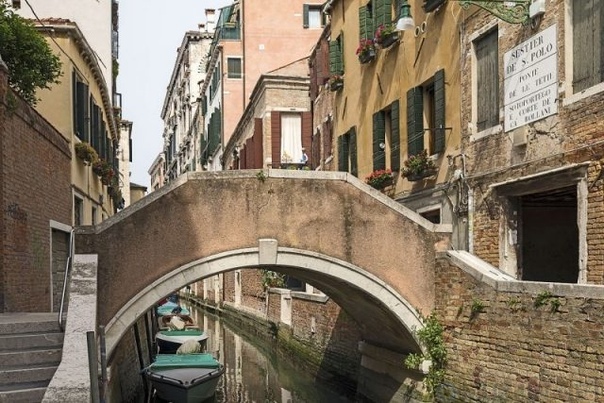 В БЫЛЫЕ ВРЕМЕНА ПРОСТИТУТКАМ ПЛАТИЛИ ЗА ДЕМОНСТРАЦИЮ ГРУДИ НА МОСТУ ПОНТЕ-ДЕЛЛЕ-ТЕТТЕ Венеция, маленький городок Италии, считающийся одним из самых романтичных мест планеты, привлекает миллионы