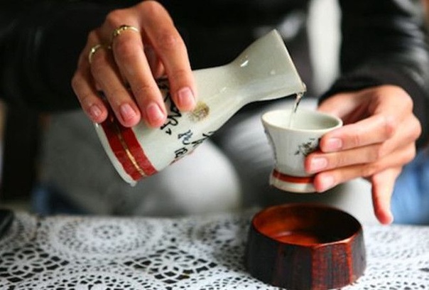 Саке традиционный алкогольный напиток Японии, получаемый в результате брожения рисового сусла и солода Японцы придумали варить его уже 2 тысячи лет назад при дворе императора и в синтоистских