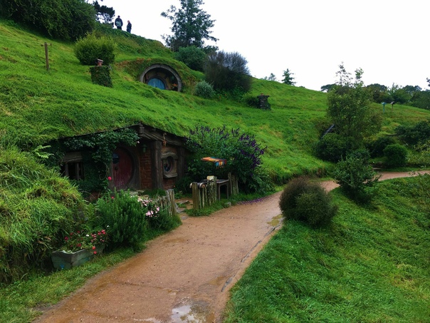 Хоббитон (Hobbiton) Хоббитон  деревня в Новой Зеландии, искусственно созданная специально для съемок трилогии «Властелин Колец» и «Хоббит» по одноименным произведениям Дж.Р.Толкина. Это
