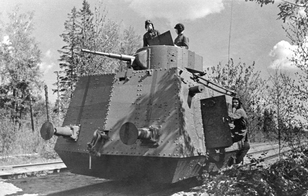Экипаж бронедрезины БТД с башней от танка Т-26 (Ленфронт, 2 июня 1942 года).