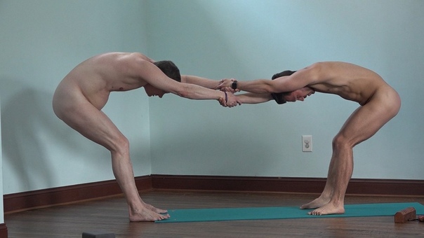 В США среди геев и бисексуалов набирает популярность голая йога Инструктор Дэн Картер из Вашингтона проводит занятия по так называемой голой йоге. На каждую тренировку приходят от 15 до 25