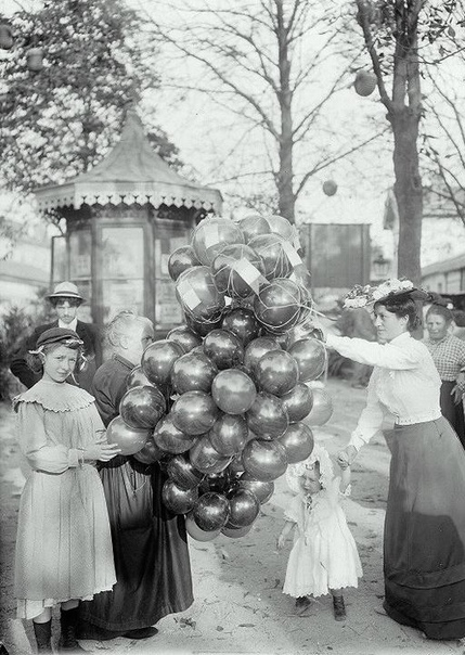 ИСТОРИЯ ВОЗДУШНЫХ ШАРИКОВ Современные воздушные шары появились на свет в 1824 году. Они были изобретены английским ученым Майклом Фарадеем, во время его экспериментов с водородом (который позже