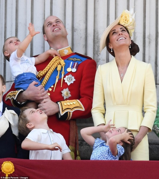 Традиционное фото: вся королевская семья на балконе Букингемского дворца И очень трогательный момент с принцем ЛуиОфициальное празднование дня рождения королевы Елизаветы II по традиции