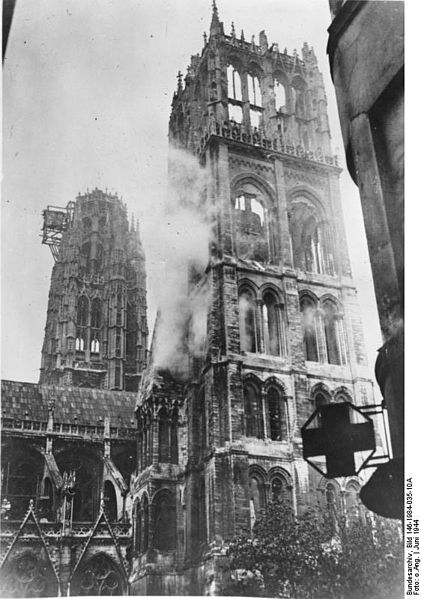 Взрыв бомбы в Реймсском Нотрдам, 20 сентября 1914 года, Реймс В свете последних событийПервая мировая войнаВ ходе обстрела немецкой армией собор загорелся. Сгорела деревянная крыша, были