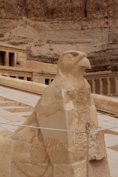 Хатшепсут - первая женщина-фараон (Правление Хатшепсут 14901468 гг. до н. э.) Тайна царицы и её архитектора. В XIV веке до н. э. Египтом правила женщина, которая подобно ассирийской Семирамиде