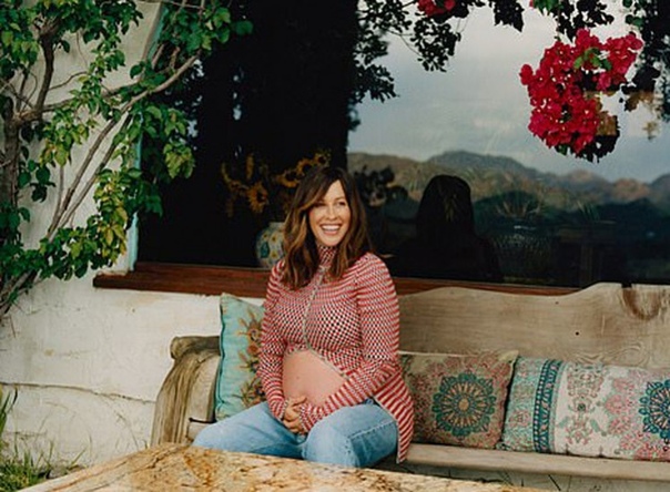45-летняя Аланис Мориссетт рассказала о трудном пути к третьей беременности. Беременная Аланис Мориссетт появилась на обложке журнала Self. Певица призналась, что, пережив несколько выкидышей,