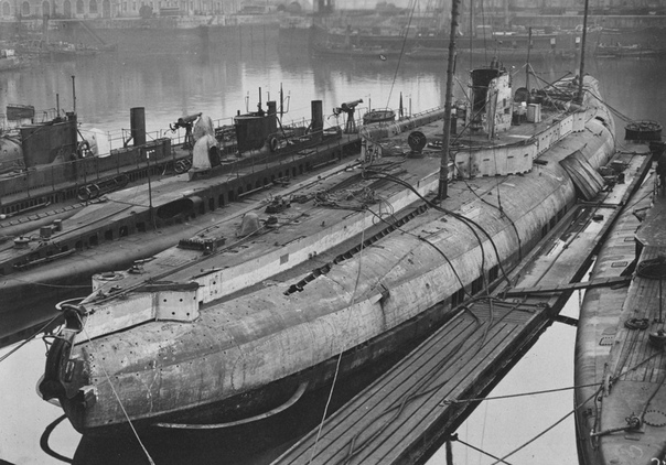 Анекдот: Осень 1940 года. Линкор Бисмарк проходит испытания в Балтийском море. Внезапно рядом с ЛК всплывает полностью покрытая ржавчиной подводная лодка. Открывается рубочный люк и из него на