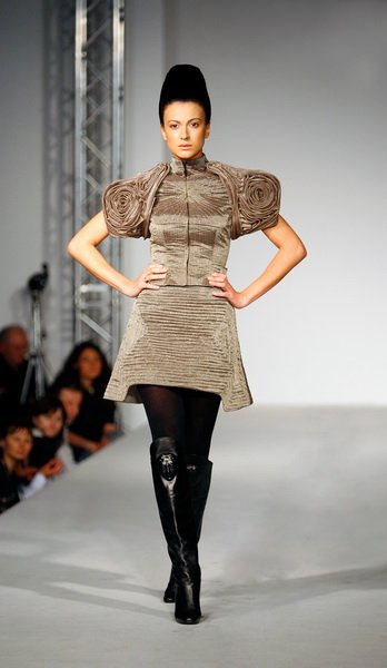 Chubia Нино Чубинишвили, основательница бренда Chubia, совсем не новое имя для моды. Невероятно сложные вещи ее марки, будто собранные, сложенные из заломов и мелких складок, похожи одновременно
